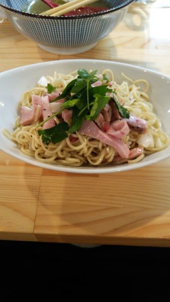 「白醤油＋まぜそば」@自家製麺 くろ松の写真