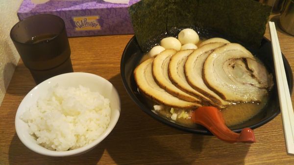 「味噌チャーシュー麺（固め・濃め）+崩れ卵+うずら」@武松家 駅前大通り店の写真