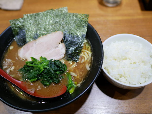 「ラーメン 並 麺硬め＋油多め＋サービスライス」@麺家 黒の写真