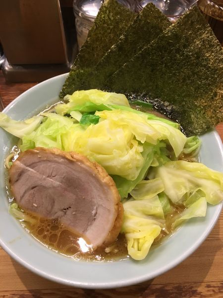 「豚骨ラーメン＋キャベツ：850円」@鶴一家の写真