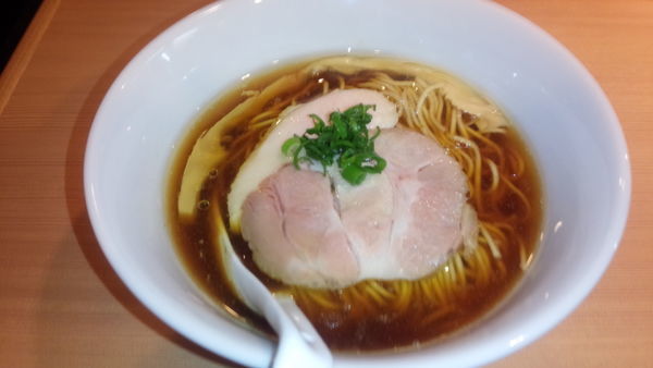 「醤油らぁ麺」@らぁ麺 はやし田 新宿本店の写真