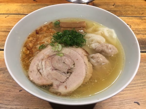 「純粋金華豚ワンタンそば（塩）」@松戸中華そば 富田食堂の写真