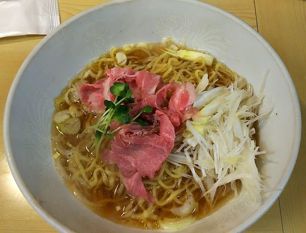 「煮干しラーメン(白)ネギ＋ローストビーフ丼(小)」@煮干ラーメンとローストビーフ パリ橋の写真