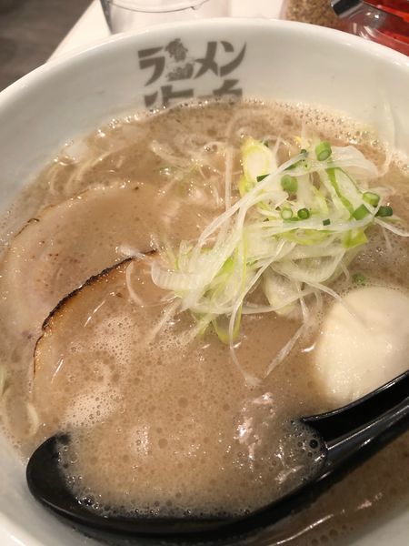 「とんこつラーメン（味玉）810円」@ラーメン海鳴 福岡空港店の写真