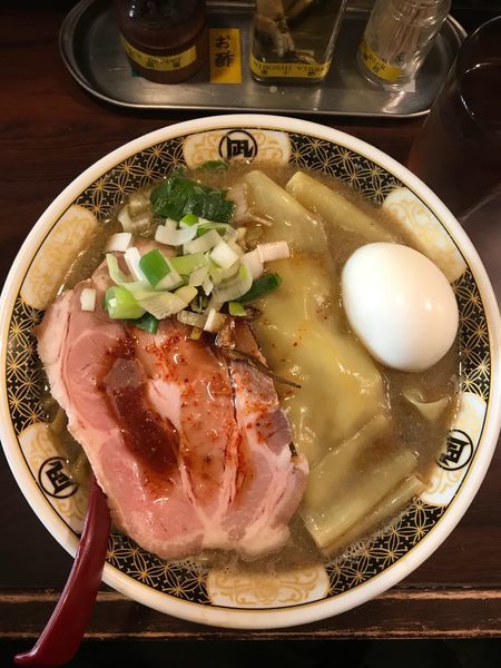 「すごい煮干しらーめん・味玉 中盛 820円」@すごい煮干ラーメン凪 西新宿7丁目店の写真