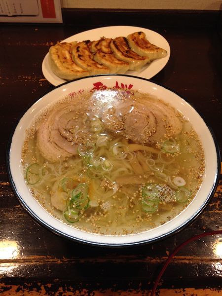 「【夜限定】自家製チー油の塩ラー麺 餃子」@麺や 雷桜の写真