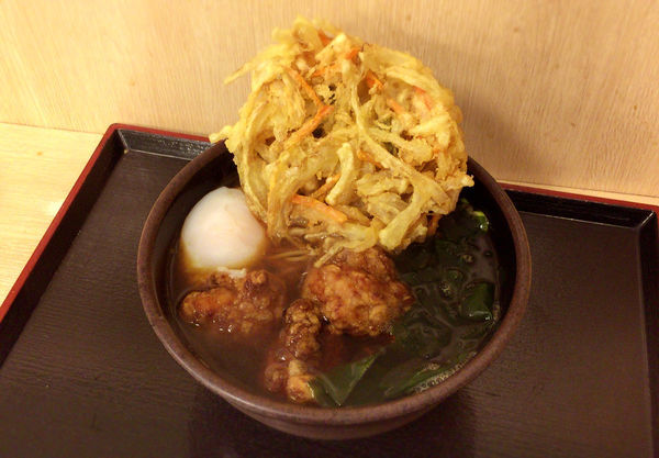「から揚げ温玉そば(520円)+かき揚げ(クーポン)」@ゆで太郎 御徒町店の写真