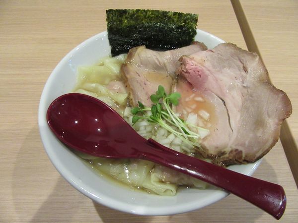「自家製ワンタン麺（８５０円）＋チャーシュー２００円」@中華そば JUN-CHANの写真