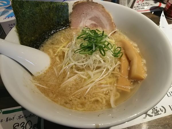 「魚介しょうゆラーメン　鯵（あじ）：背脂あり　※㋗で５００円」@俺らラーメン ちょもらんまの写真