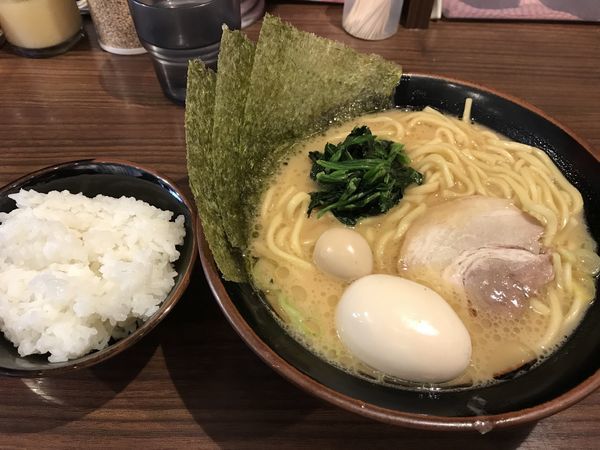 「ラーメン+味玉」@横浜家系ラーメン 稲田家の写真