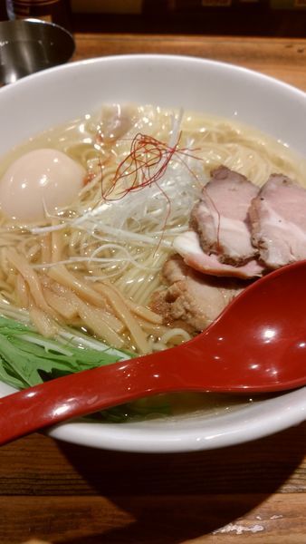 「香彩鶏だし特製塩らーめん990円」@麺屋 翔 西新宿本店の写真