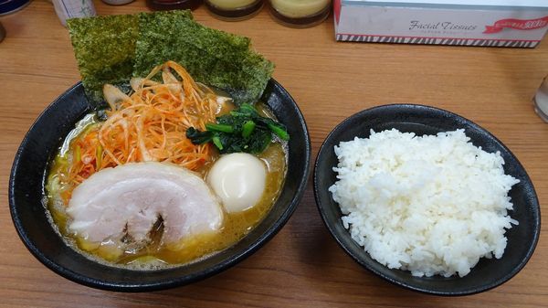 「半熟味玉ラーメン 並（750円）味濃い目」@横浜らーめん 若武者の写真