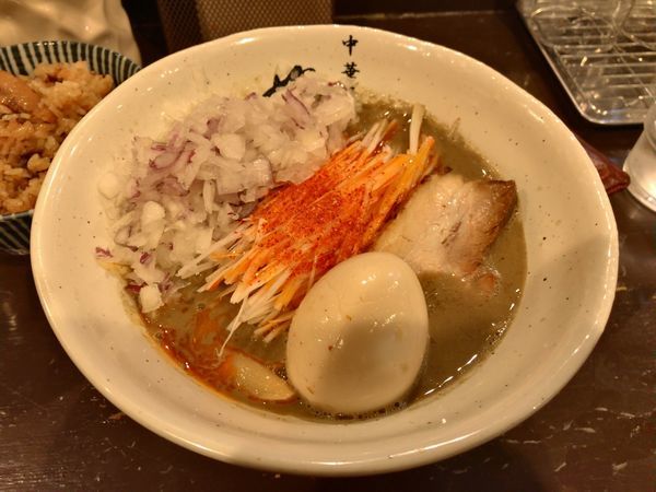 「ニボミソらーめん＋味玉＋玉葱」@濃厚煮干らーめん 川むらの写真