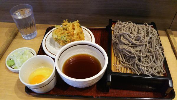 「大盛せいろ＋野菜かき揚＋生たまご」@乱切りそば あずみの写真