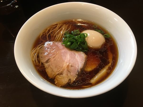 「味玉醤油らぁ麺」@らぁ麺 すぎ本の写真