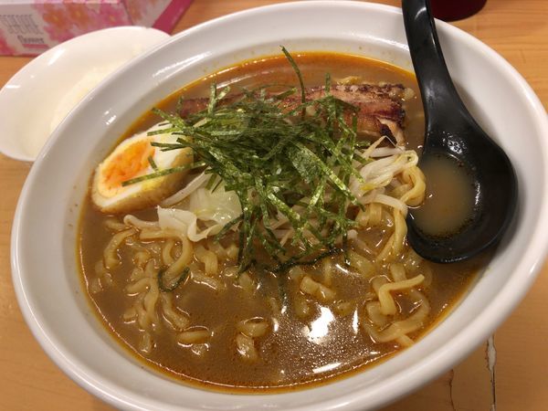 「炙りチャーシューカレーラーメン」@魔女のカレーの写真