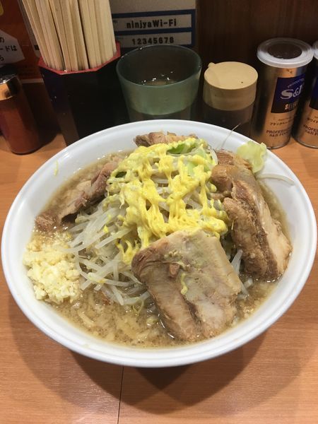 「豚増しラーメン大 野菜大蒜カレーマヨ」@らーめん忍者の写真