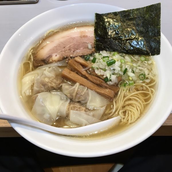 白醤油のワンタンめん
