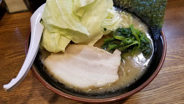 「いつもの豚骨醤油いつものお値段　キャベツ５０円トッピング」@らあめん 寸八 総本店の写真