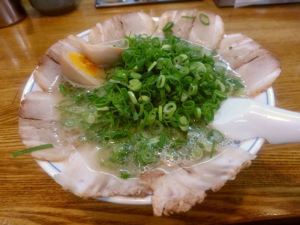 「全部入りラーメン(並盛・100g)1,100円」@博多ラーメン ばりこて 高田馬場店の写真