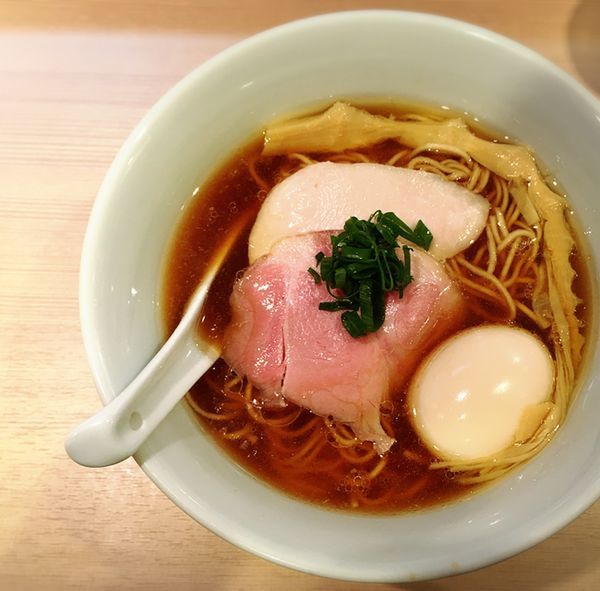 「醤油らぁ麺」@らぁ麺 はやし田 新宿本店の写真