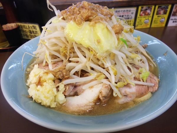 「中ラーメン豚マシ、野菜半分、(アブラ、ニンニクマシ）」@立川マシマシ秘密工場の写真