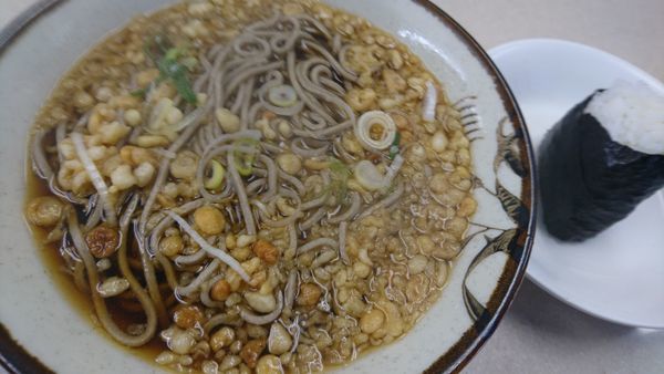 「たぬきそば、鮭おにぎり」@豊しま 飯田橋店の写真