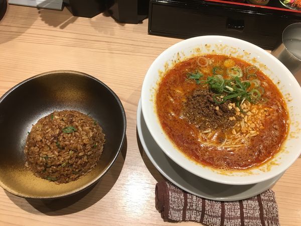 「京山椒担々麺860円、京都黒焼飯（半）200円」@鯛塩そば灯花 本店の写真