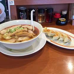 豚バラチャーシューめんギョーザセット（831円）