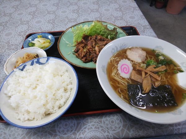 「ラーメン550円＆焼き肉定食800円」@タイガー食堂の写真