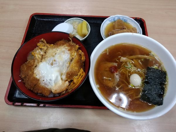 「①上カツ丼セット(半ラーメン・一品・オシンコ)580円」@ホームラン軒の写真