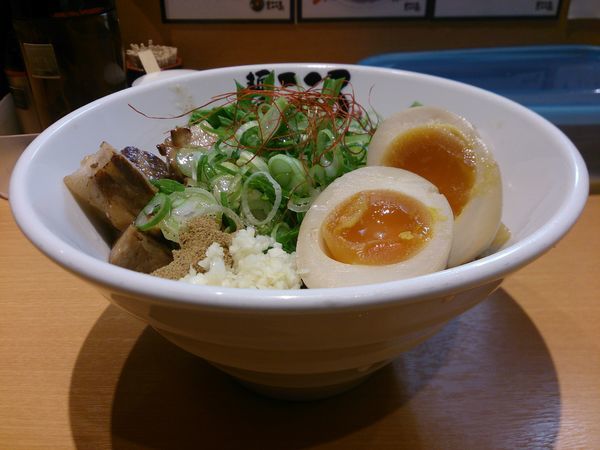 「塩まぜそば+味玉」@麺屋こころ 柏店の写真