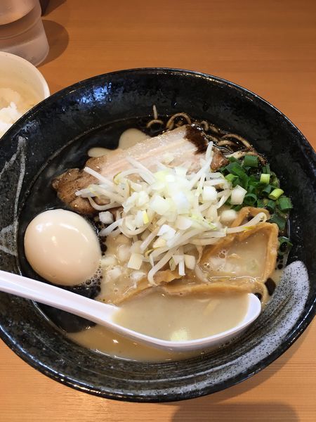 「とりそば黒 味玉トッピング」@麺堂 稲葉の写真