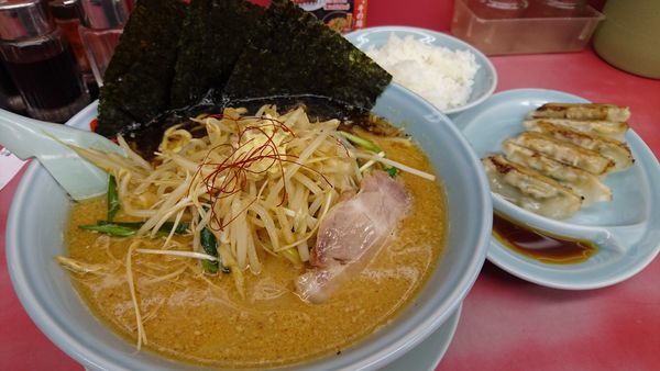 「限定/特製もやし味噌ラーメン+中盛り+海苔+餃子+ライス」@ラーメン山岡家 瑞穂店の写真
