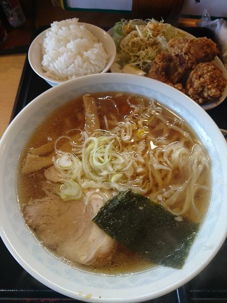 「しょうゆらぁ麺 (+から揚げ・ライス・お新香) 880円」@うなりの写真