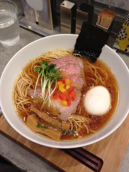 「山特選 醸造生醤油鶏そば880円 味玉100円」@ラーメンクワトロの写真