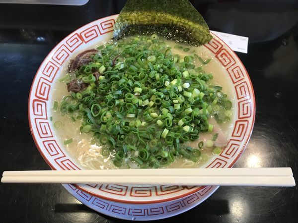 「長浜ラーメン（ふつう、＋青ネギ）」@博多長浜らーめん 六角堂の写真