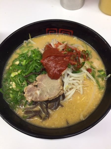 「辛味噌ラーメン　600円　（麺固め・替玉1玉無料）」@博多天神 歌舞伎町一番街通り店の写真
