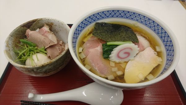 「【催事限定】羅臼昆布と鮭節の中華そば+特製トッピング」@中華そば 四つ葉 小田急うまいものめぐりと有名駅弁まつりの写真