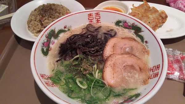「博多ラーメン+半チャーハン+餃子 ￥1260」@博多だるま JAPAN MARK IS みなとみらい店の写真