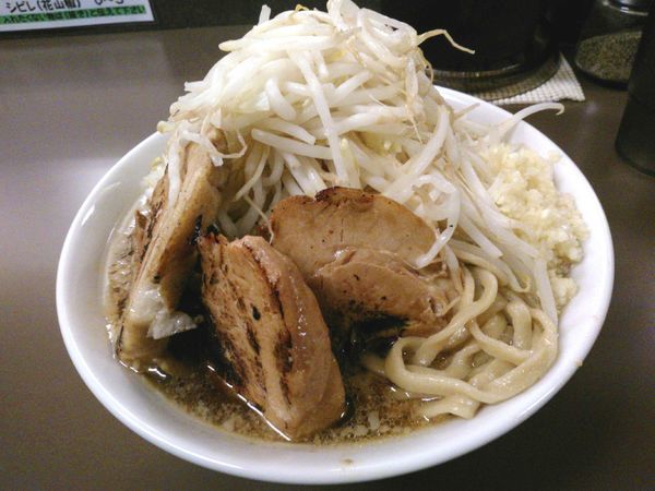 「中ラーメン（200g） ￥750・豚二枚 ￥150」@ブタヤマニンニクンの写真