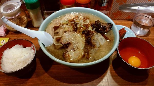 「炙り豚ジロー麺200g 生卵辛みそ サービスライス中」@らーめん・つけめん 八角の写真