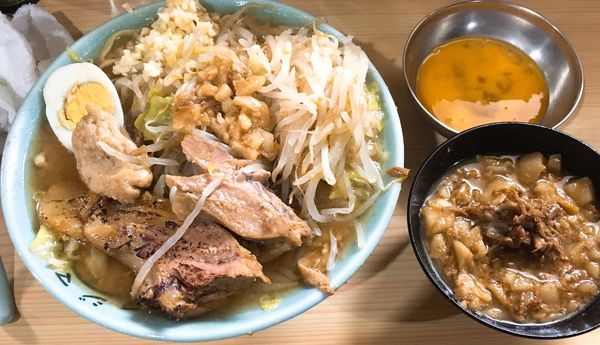 「ラーメン麺少なめ豚炙生卵ヤサイちょい増しニンニク+アブラ増し」@ラーメン富士丸 明治通り都電梶原店の写真