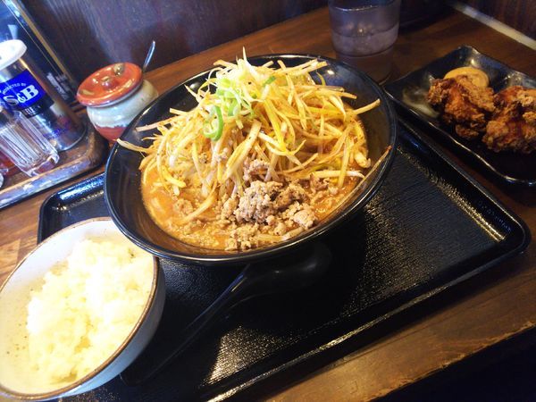 「辛ねぎマルキン味噌ラーメン、唐揚げ、サービスライス」@百年味噌ラーメン マルキン本舗 みかも店の写真