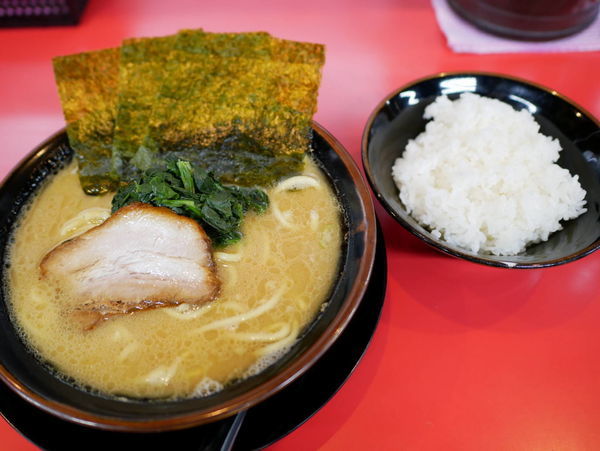 「醤油ラーメン 麺硬め＋味濃いめ＋油多め＋サービスライス」@丸子家の写真