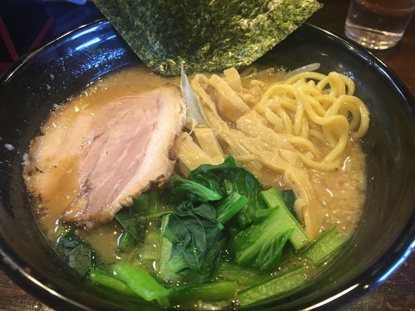 「豚骨しょうゆ（背油をそえて）850円」@麺屋 いいづかの写真