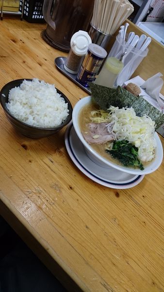 「ラーメン大盛+ねぎ+ライス」@横浜家系ラーメン 武蔵境つばさ家の写真