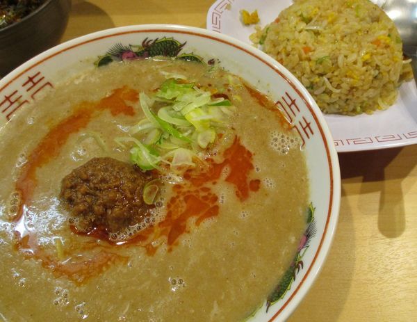 「らーたんめん+ミニチャーハンセット　650円」@博多拉担麺 まるたん 池袋店の写真