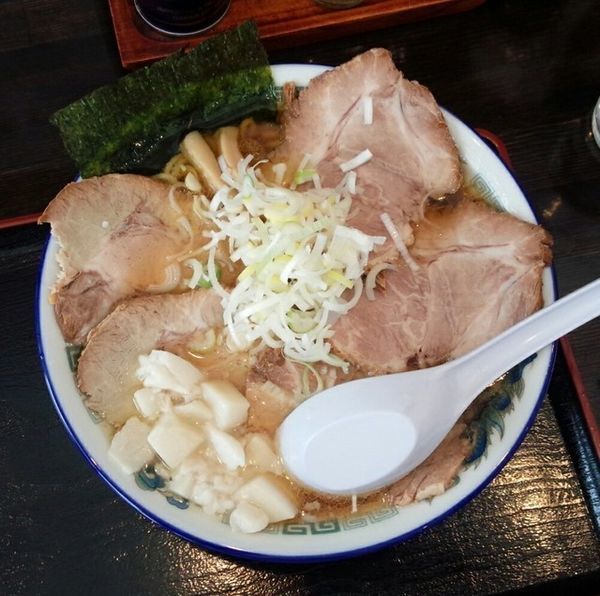 「チャーシューメン中盛900円（細麺・背脂付）」@麺場くうが？ 山形桧町店の写真