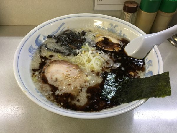 「背脂塩とんこつラーメン(黒)大盛り＋50円」@ラーメン・ぶーけの写真